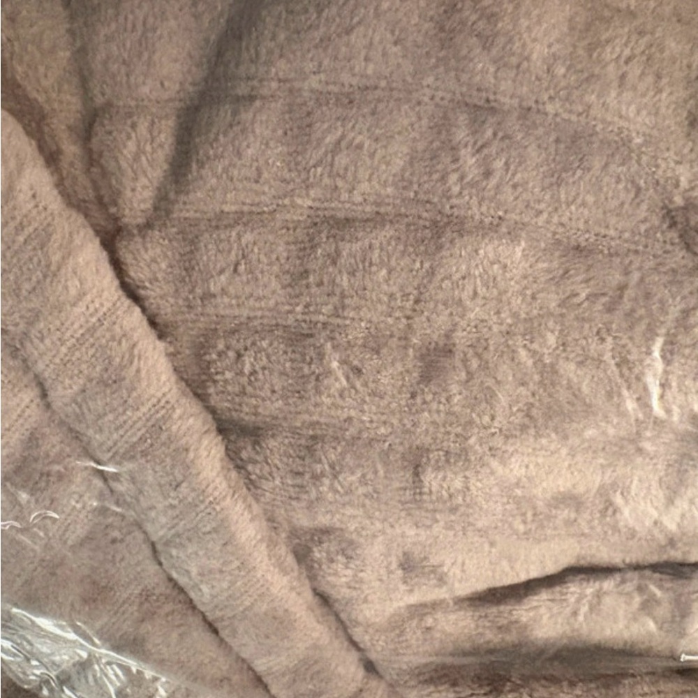 Luxurious Ulta Robe - Picture 5 of 6